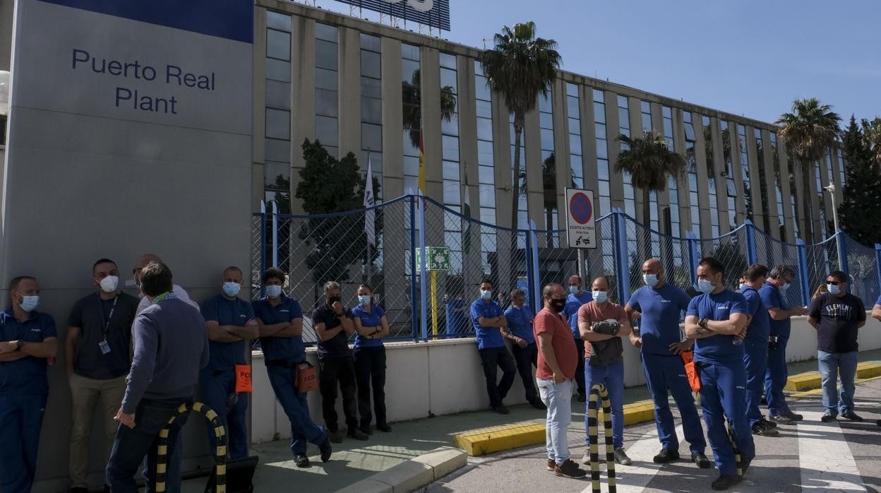 Siguen las concentraciones en la puerta de la factoría