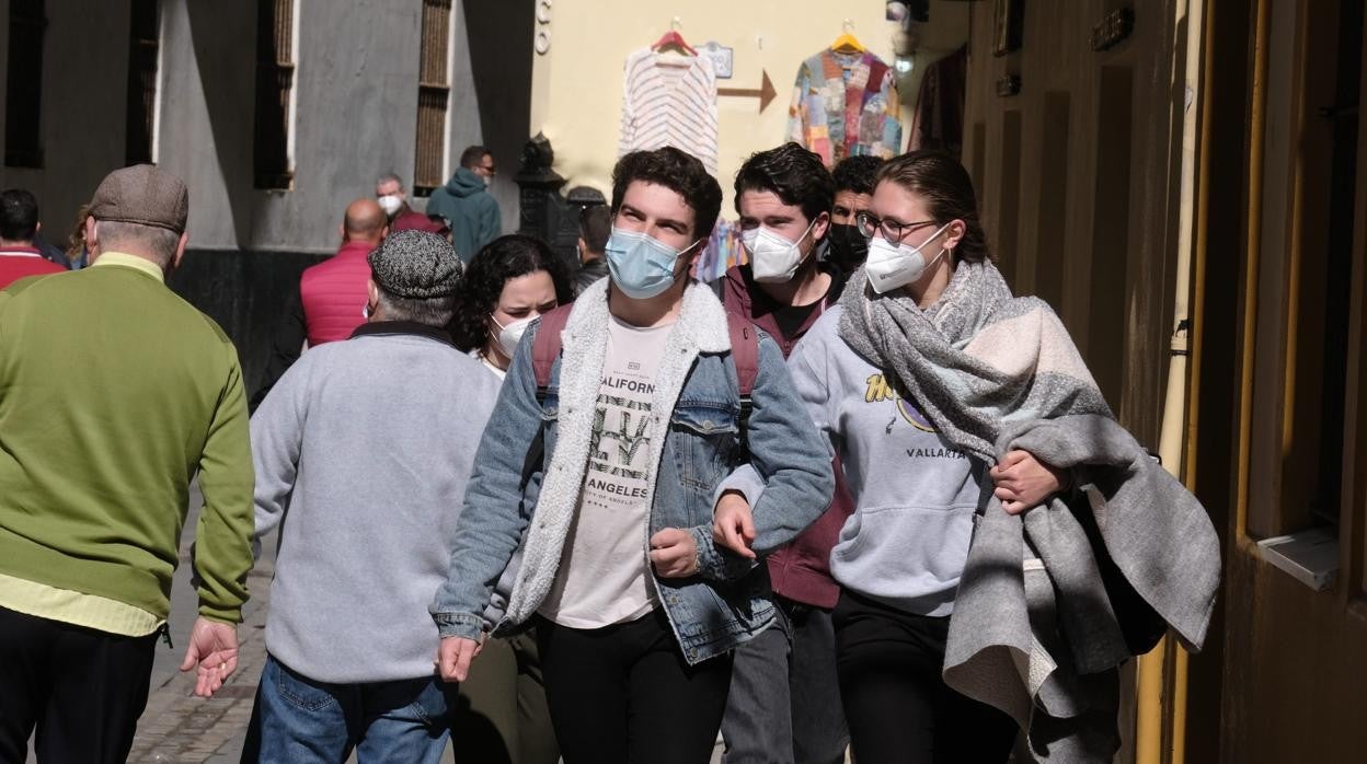 Los jóvenes gaditanos menores de 30 años ya son el colectivo más afectado por el coronavirus