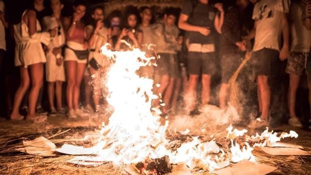 Noche de San Juan 2021 en Cádiz: con mascarillas y sin hogueras en la playa