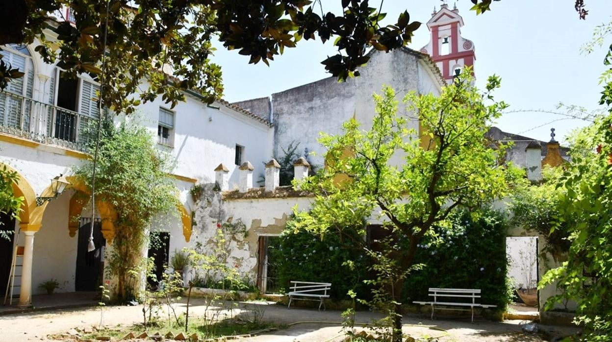 El alcalde de Tomares, José Luis Sanz, y el presidente de la Fundación Cajasol, Antonio Pulido, firman el convenio de colaboración para la rehabilitación de la Hacienda Montefuerte con fines culturales