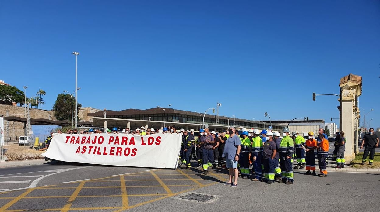 Los manifestantes cortaron el tráfico este jueves en la Carretera Industrial