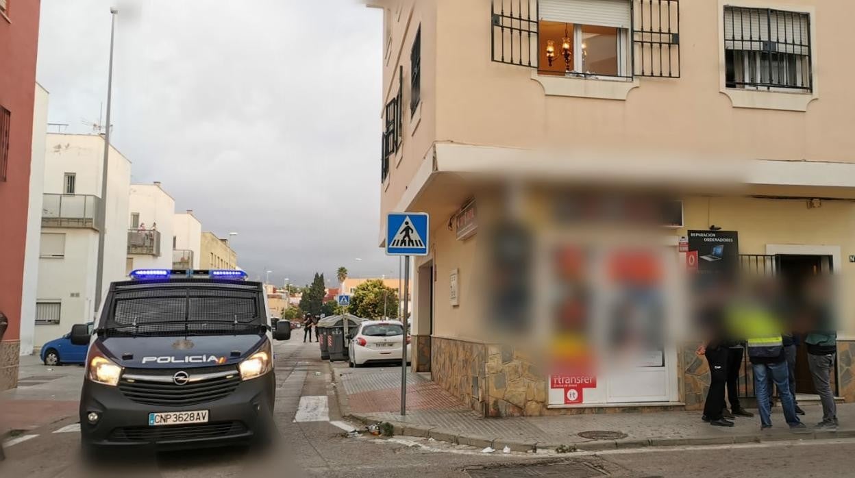 Un furgón de Policía, en uno de los registros.