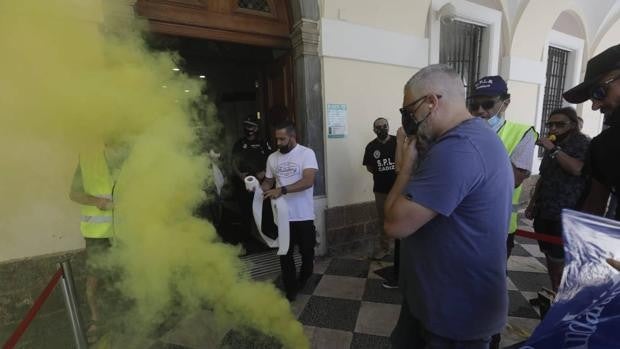 El Ayuntamiento de Cádiz, a por todas contra los autores de los incidentes de la protesta de la Policía Local