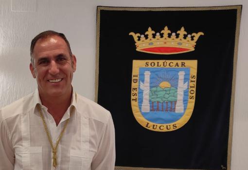 El alcalde de Sanlúcar la Mayor, Juan Salado, tras el pleno de este lunes