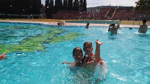 Mairena del Aljarafe estrena temporada de verano con la apertura de la piscina municipal