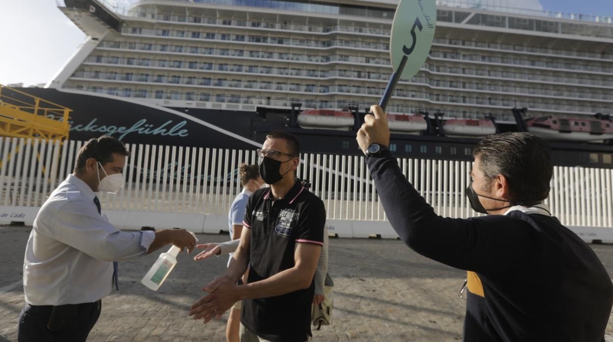 Un pasajero del barco 'Mein Schiff 2' a su llegada a Cádiz.