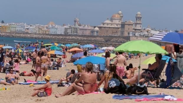 La Policía caza a un ladrón en la playa Victoria por el geocalizador del móvil que había robado