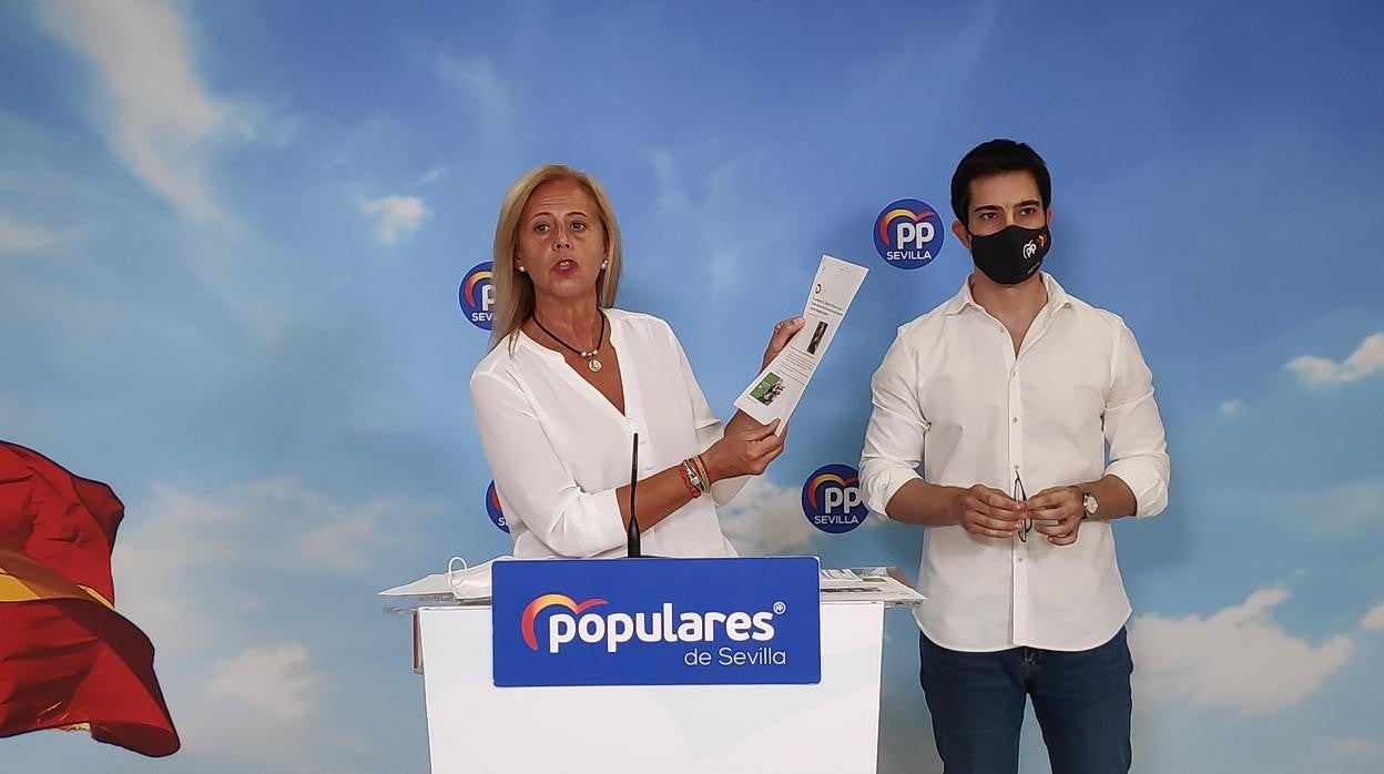 La portavoz del PP en Bormujos, Lola Romero, en rueda de prensa