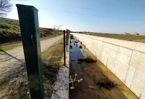 Los márgenes del arroyo Calzas Anchas de Utrera se encuentran abandonados