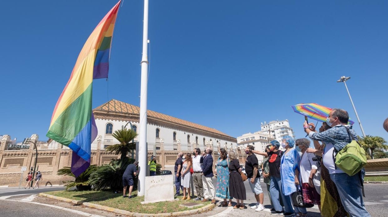 Izado de la bandera arcoíris en la Plaza de Sevilla, frente al Palacio de Congresos