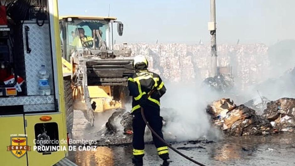 Vídeo: Más de veinte horas sofocando un fuego voraz en una planta de reciclaje de El Puerto