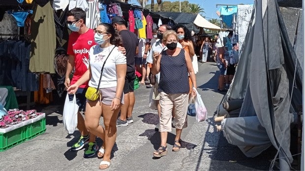 Quejas por la falta de rigor con las mascarillas en el Mercadillo de El Puerto