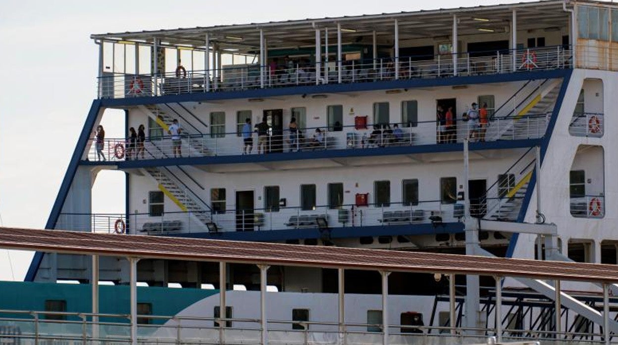 Buque Sicilia donde viajan 118 estudiantes rumbo a Valencia