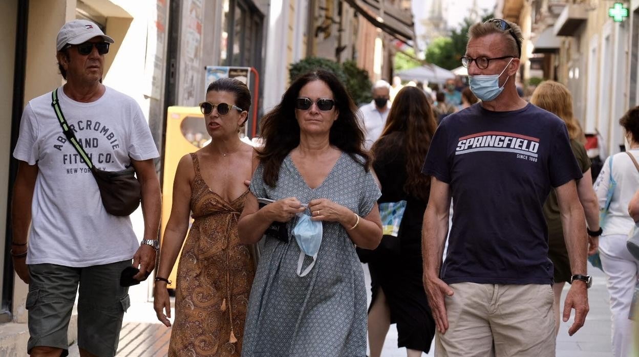 Varias personas pasean por el centro de Cádiz en la primera jornada sin obligatoriedad de llevar mascarillas al aire libre.