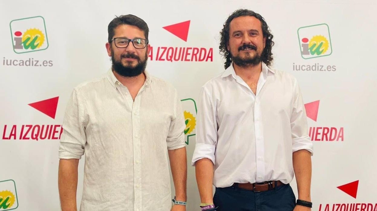 De izquierda a derecha, el nuevo coordinador de IU Cádiz, Jorge Rodríguez, y su antecesor, Fernando Macías, este sábado en la XVI Asamblea Provincial.