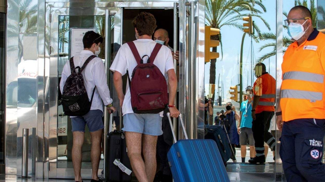 Los jóvenes que fueron puestos en aislamiento en el hotel Palma Bellver por el brote en Baleares.