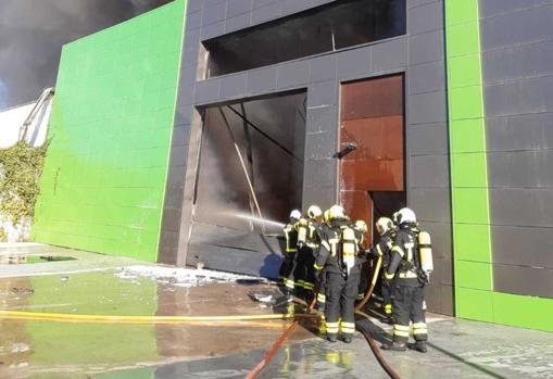 Incendio en una nave en Chiclana con material inflamable y gran cantidad de aceite