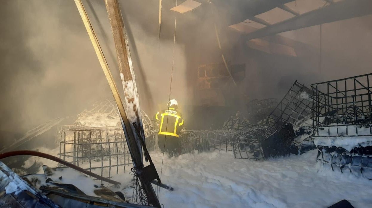 Interior de la nave incendiada.