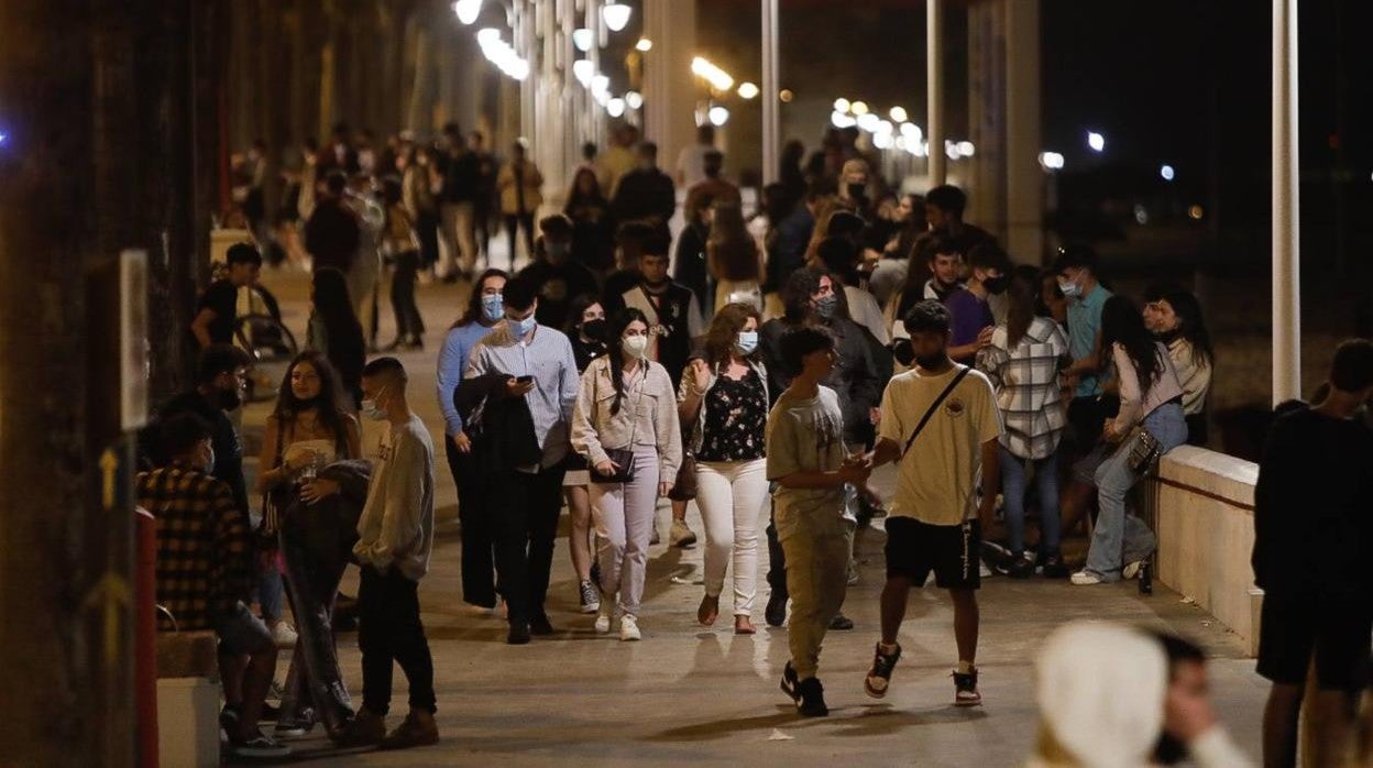 Las fiestas de fin de curso elevan ya a 900 los positivos por Covid entre los jóvenes de 15 a 29 años de Cádiz