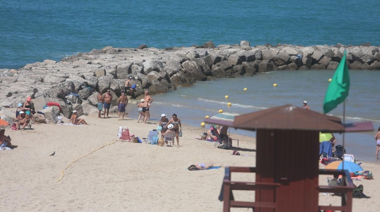 Un joven bañista fue atendido ayer en el espigón de la playa Santa María del Mar de Cádiz.