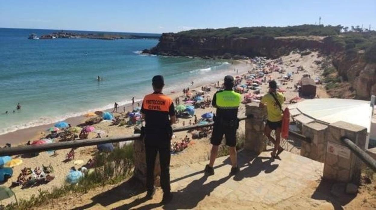 Conil se enfrenta a un cierre perimetral en pleno verano tras superar la tasa de mil contagios