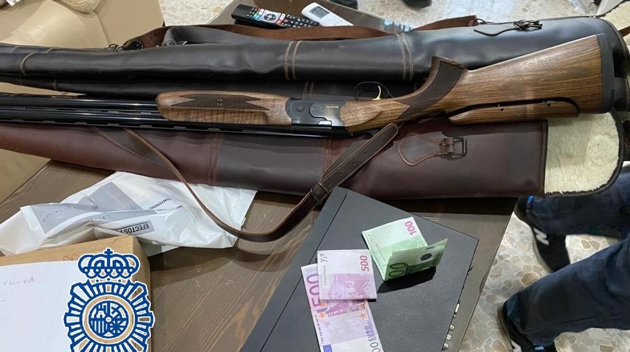 Armas y dinero intervenido durante la operación.