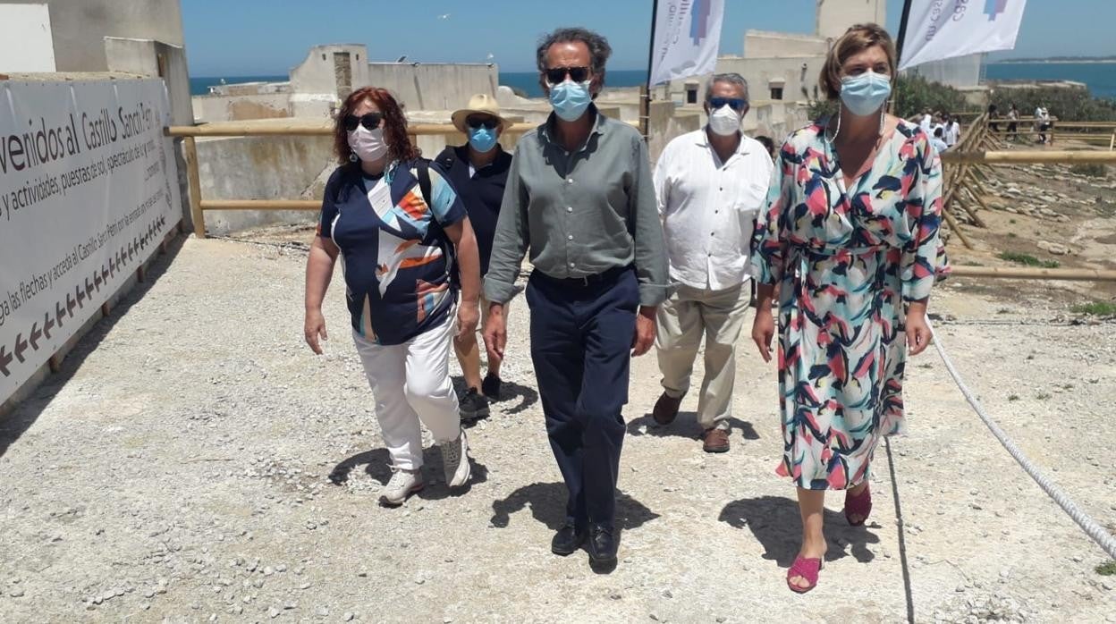 El alcalde de Chiclana, durante la visita al castillo.