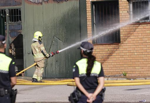 Bomberos trabajando en el incedio de Dos Hermanas