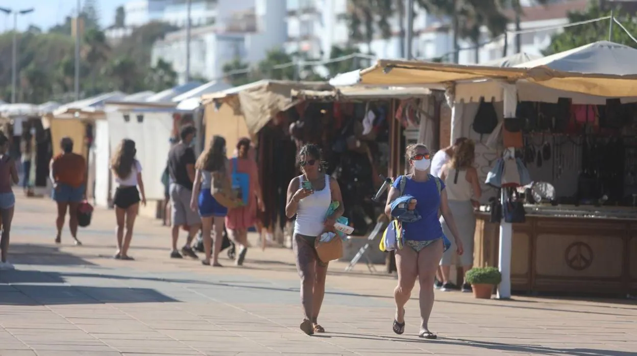 La Junta tendrá en cuenta el aumento de visitantes en los municipios turísticos de Cádiz para decretar los cierres