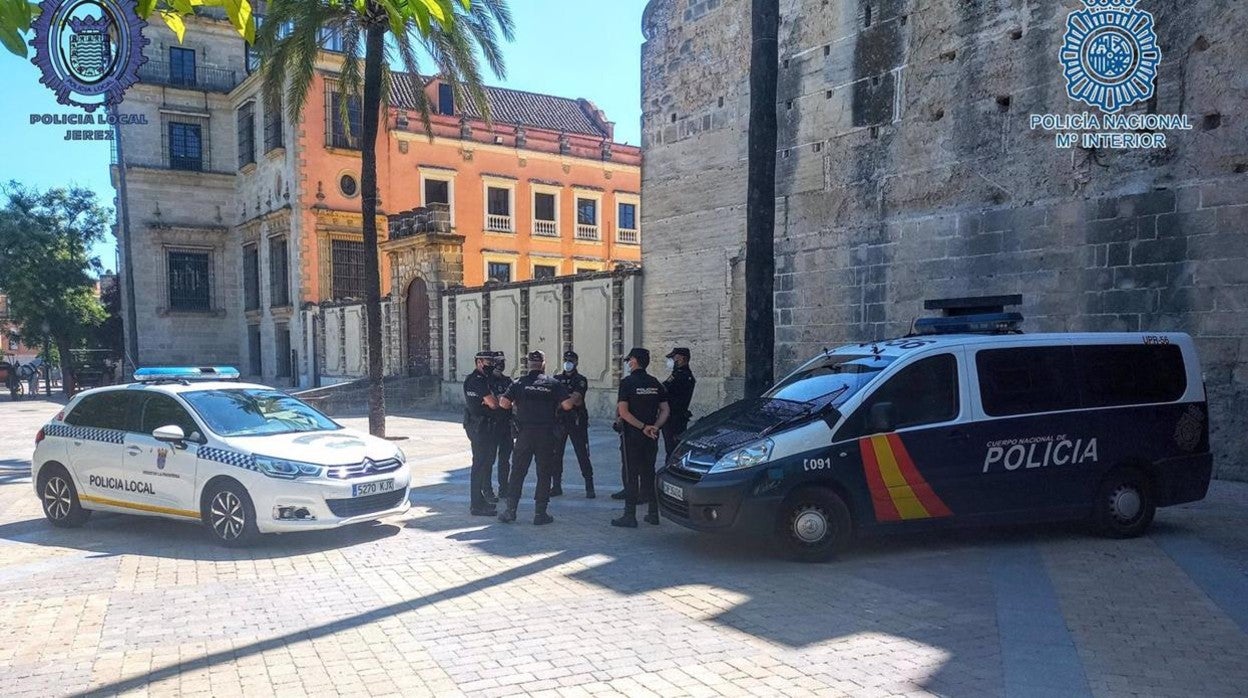 Agentes de la Policía Nacional y Policía Local en el Alcázar de Jerez.