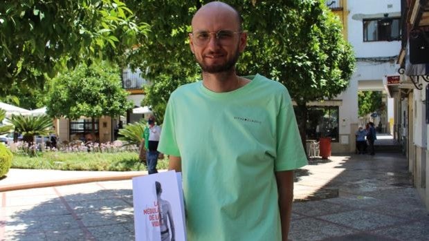 Un utrerano que superó una terrible leucemia plasma en un libro sus claves para afrontar la enfermedad