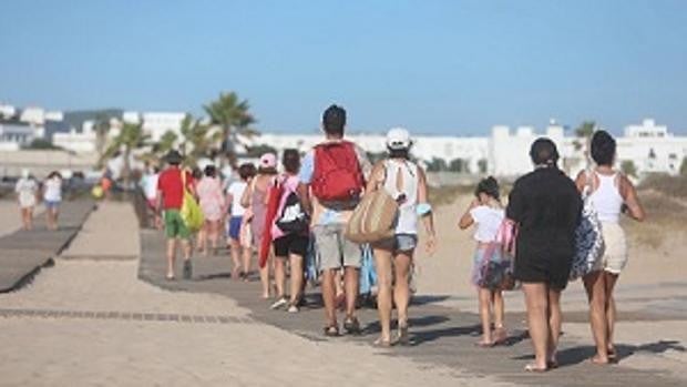 Conil, Barbate, Vejer o Tarifa, entre las localidades turísticas con más contagios en Cádiz