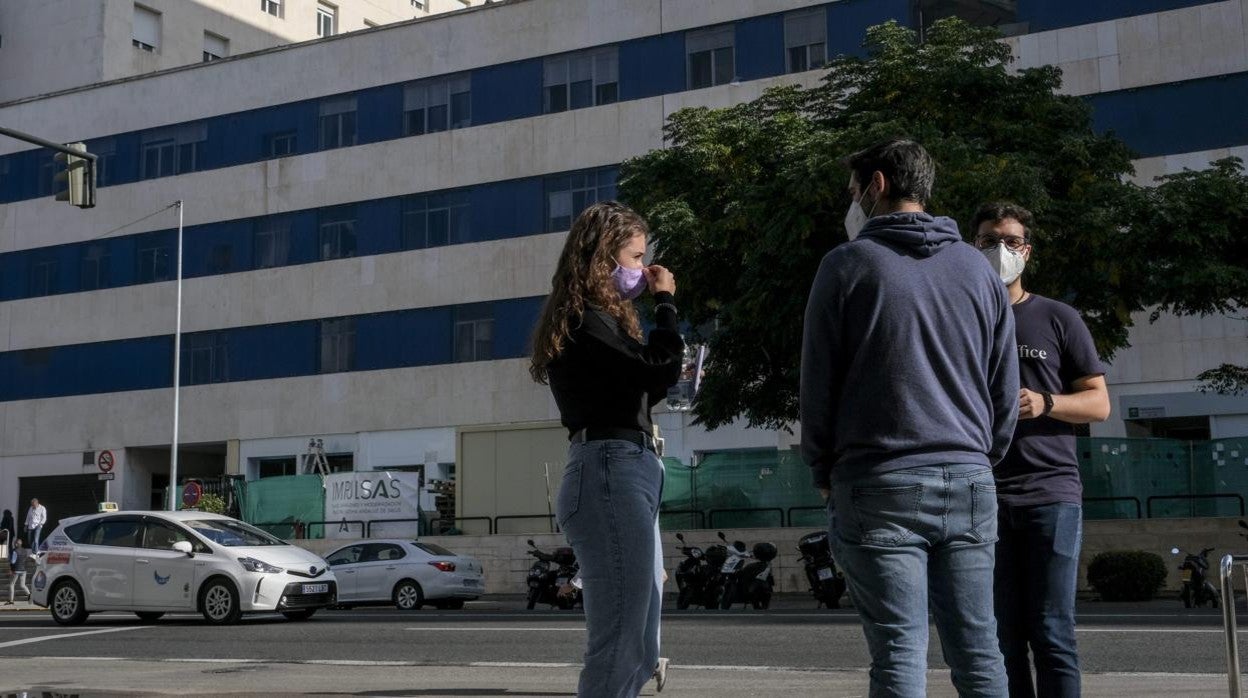 El Hospital Puerta del Mar, con 90 camas cerradas y un 60% de actividad quirúrgica este verano