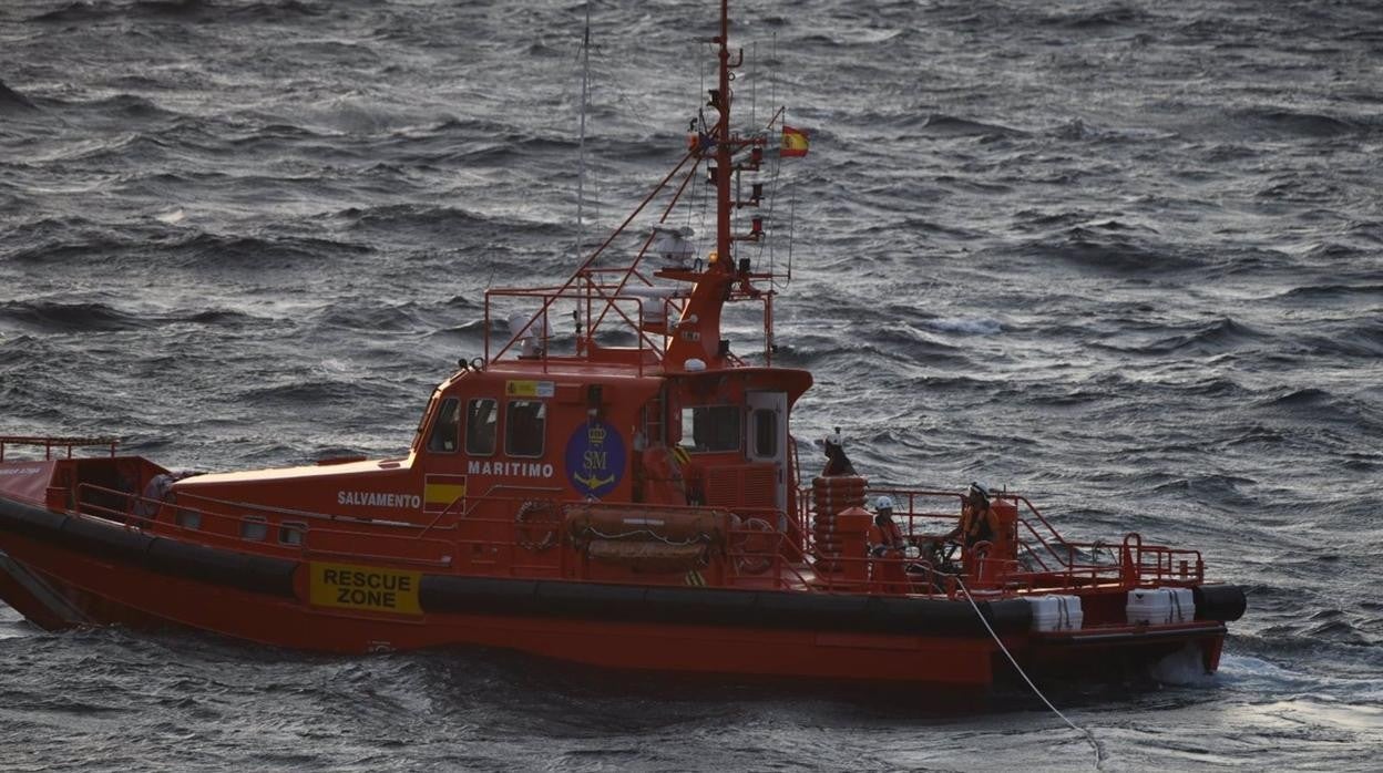 Salvamento rescata a ocho personas en tres pateras en el Estrecho