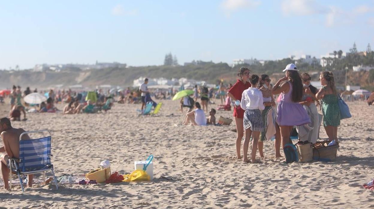 Los jóvenes de Cádiz y Málaga, los que más se contagian de Covid en toda Andalucía