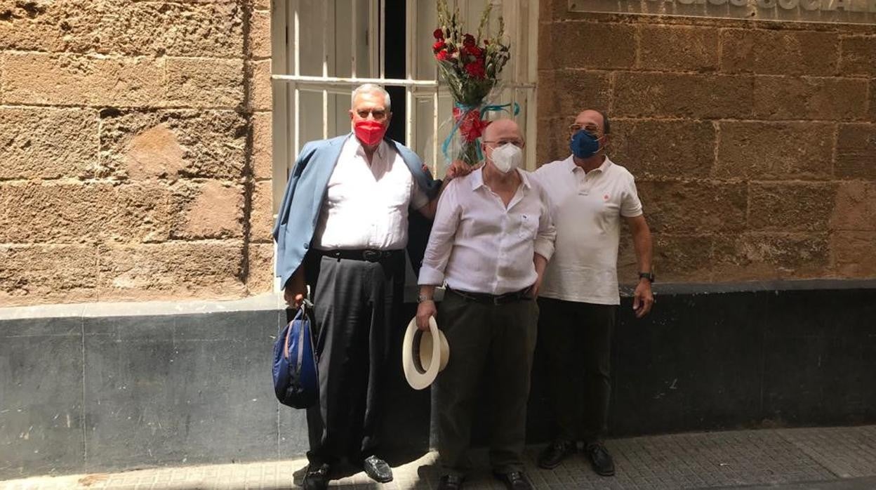 Los presidentes de la entidad en Málaga, Canarias y Cádiz, durante el acto de reconocimiento. :: la voz