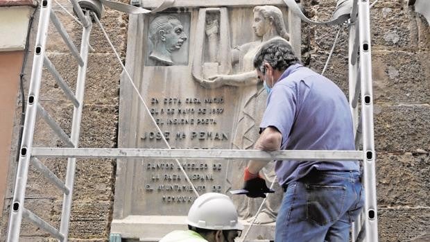 El Comisionado para la Concordia rechaza la retirada de la placa de Pemán