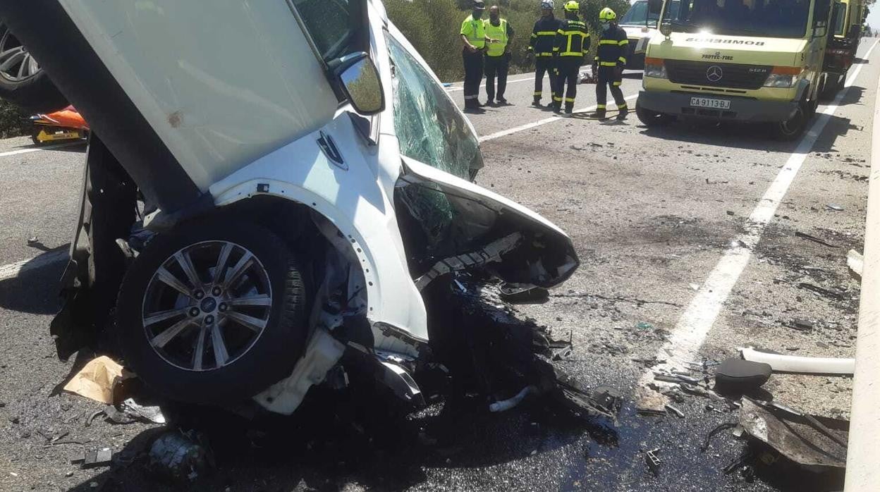 Violento accidente mortal tras el choque frontal entre dos turismos en Villamartín, Cádiz