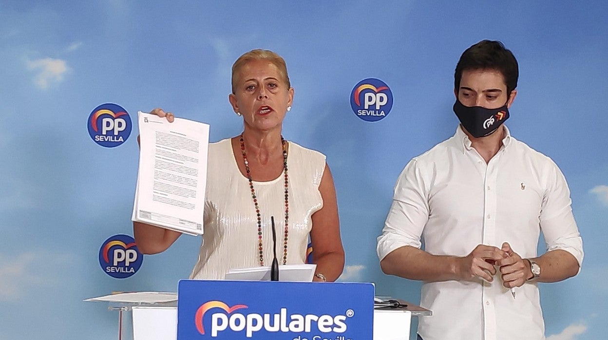 La portavoz del PP de Bormujos, Lola Romero, junto al concejal Luis Paniagua