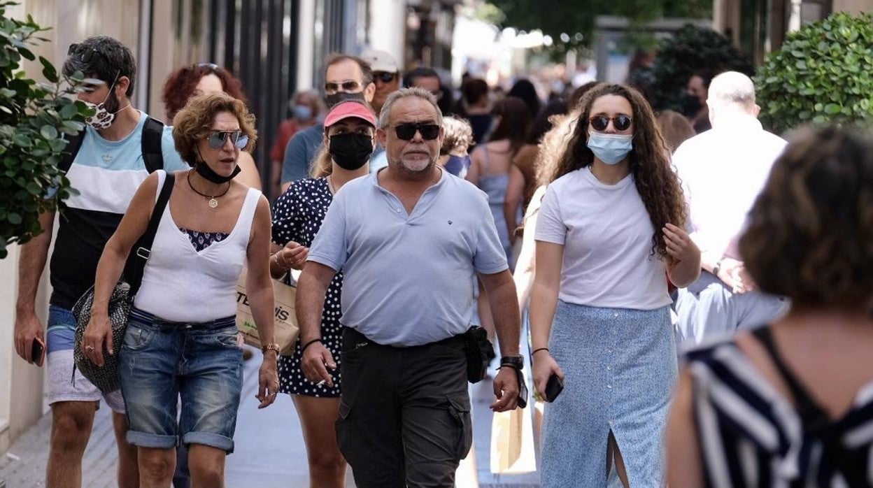 Ciudadanos paseando por Cádiz.