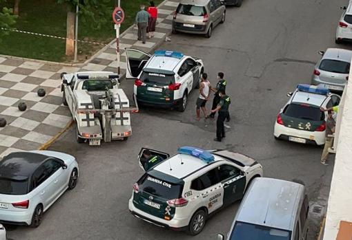 La Guardia Civil se lleva a uno de los detenidos