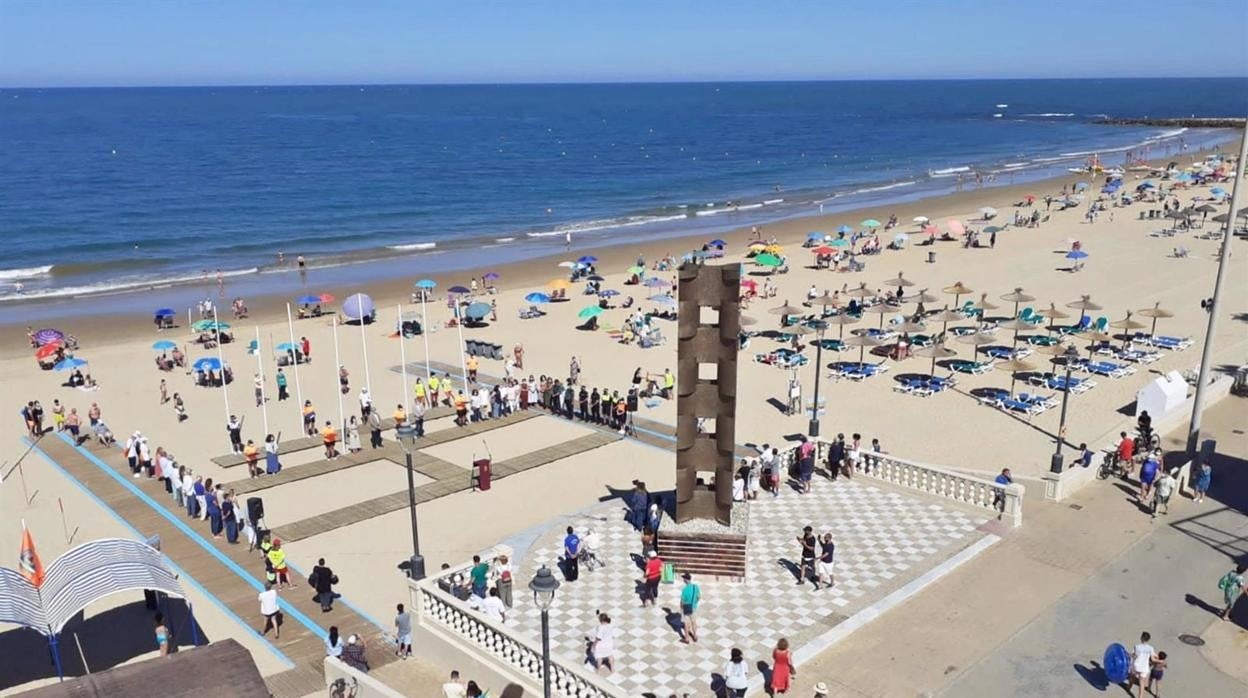 El alcalde de Chipiona se enorgullece de que su playa se haya convertido «en la playa de moda»