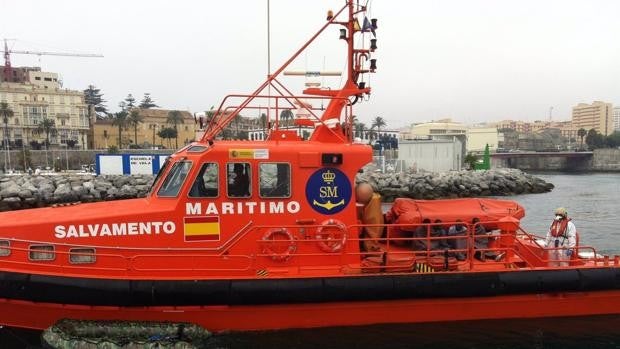 Cuatro magrebíes rescatados en el Estrecho de una patera