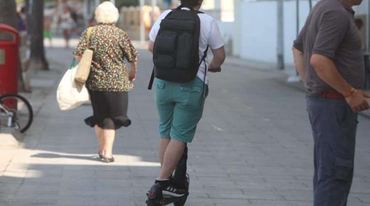 Un patinete circula por Cádiz.