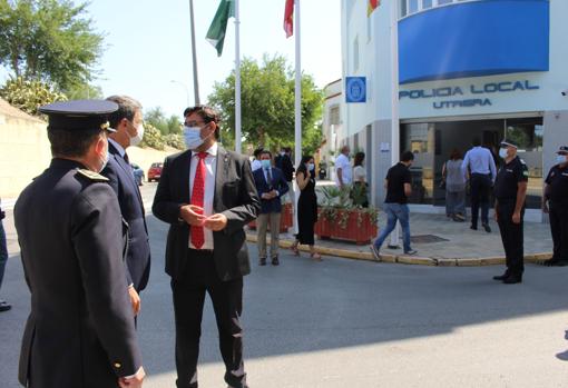 El alcalde de Utrera conversando con el delegado del gobierno en Andalucía