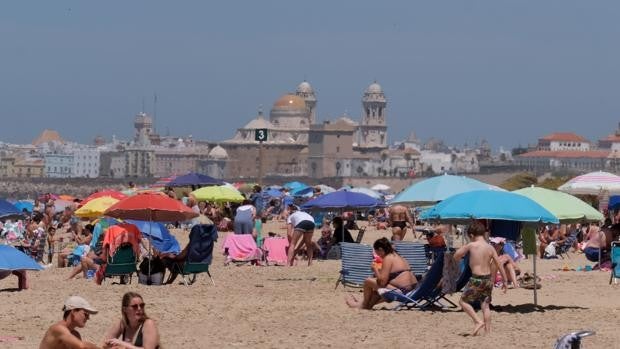 La Junta insta a 11 municipios de Cádiz a cerrar playas y parques por la noche