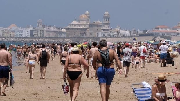 El Ayuntamiento de Cádiz asegura que cerrar las playas por la noche es «un sinsentido»