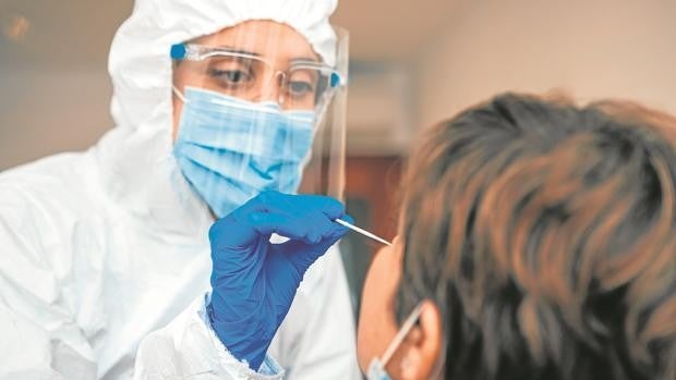 Sevilla, con el peor dato de positivos por coronavirus desde febrero, pero con efectos mucho menores