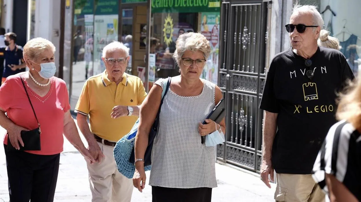 Personas paseando por el centro de Cádiz.