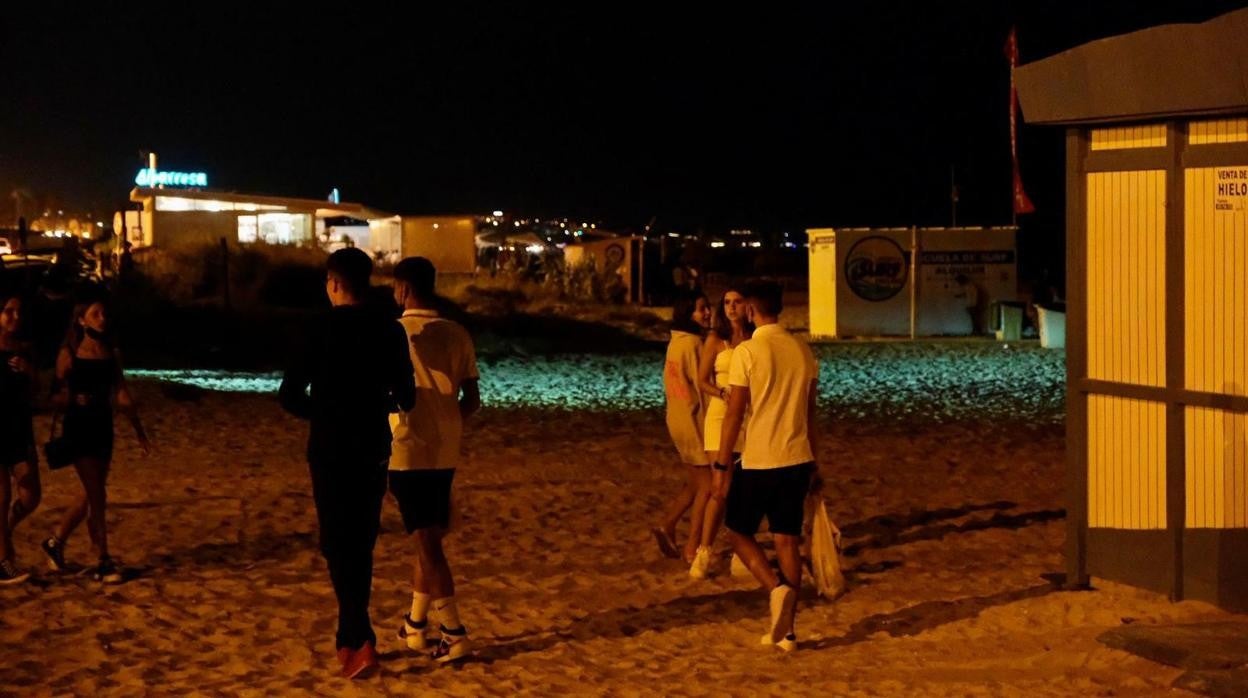 Jóvenes en la playa de la Barrosa el pasado viernes.